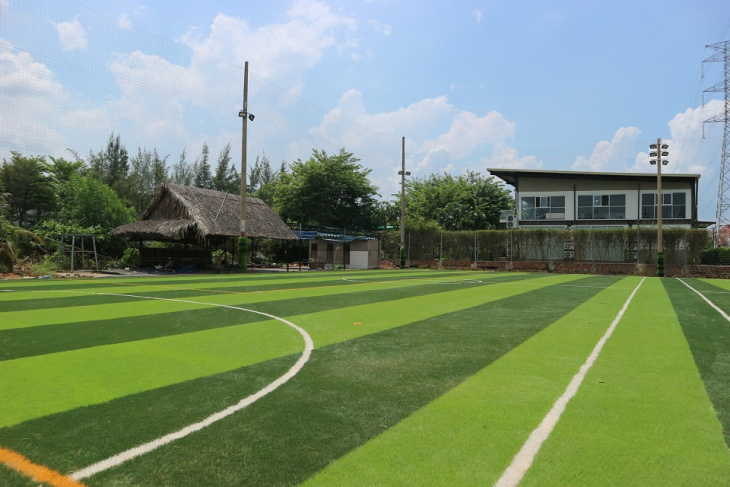 Sân bóng này sử dụng bề mặt cỏ nhân tạo chất lượng cao