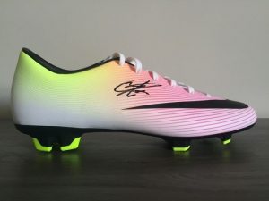 7 Mau Giay Da Banh Hai Mau Khac Nhau