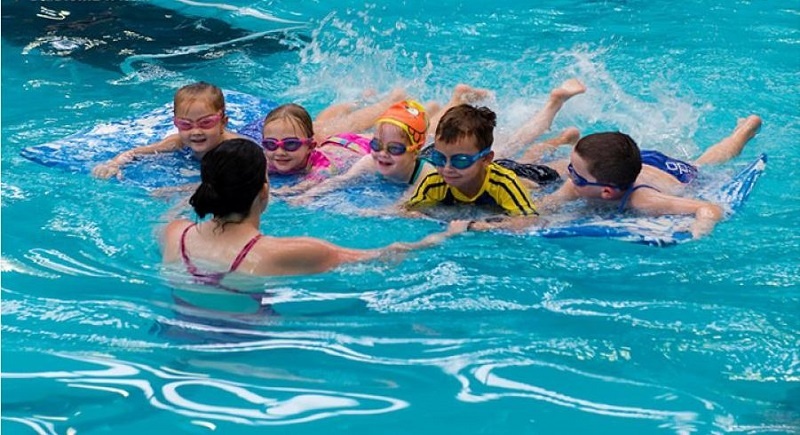 Review hồ bơi Làng Hoa hấp dẫn cho các em thiếu nhi