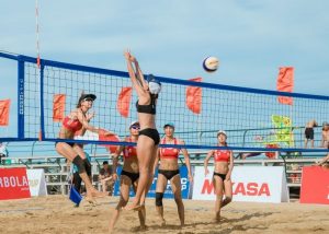 So Sanh Bong Chuyen Bai Bien Va Bong Chuyen Trong Nha