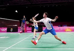 Cách di chuyển trong cầu lông đa bước sử dụng khi đánh trả cầu xa chỗ đứng