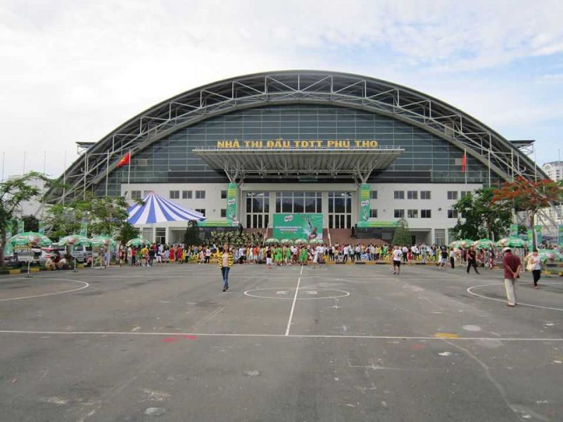 Nhà thi đấu Thể dục thể thao Phú Thọ có tổng cộng 12 sân cầu lông.