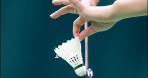 Đặc điểm của quả cầu lông tiêu chuẩn thi đấu như thế nào?