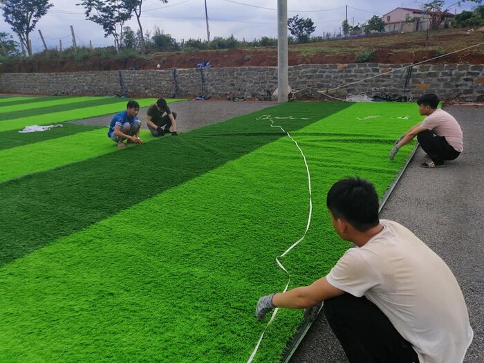 Hướng dẫn thi công sân bóng đá cỏ nhân tạo cụ thể và chi tiết 2 Cấu tạo chính của sân bóng đá cỏ nhân tạo