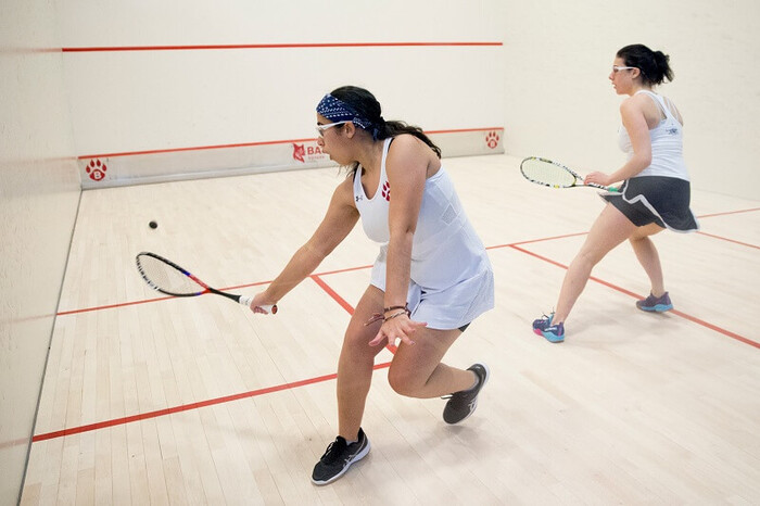 Quy trình thi công sân bóng quần squash trọn gói 4 Thực hiện thi công sơn lớp Acrylic là công đoạn quan trọng khi thi công sân