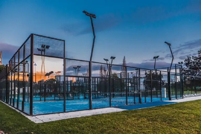 Thi công sân Padel - sân chơi cuối tuần hấp dẫn, kịch tính 4 Tiến hành thi công sân Padel đòi hỏi về sự an toàn cho người chơi