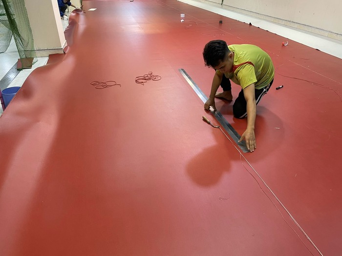 Thi công thảm sân bóng bàn chuyên nghiệp tại HT Sport 3 Quy trình thi công thảm sân bóng bàn được diễn ra nghiêm ngặt, đảm bảo an toàn