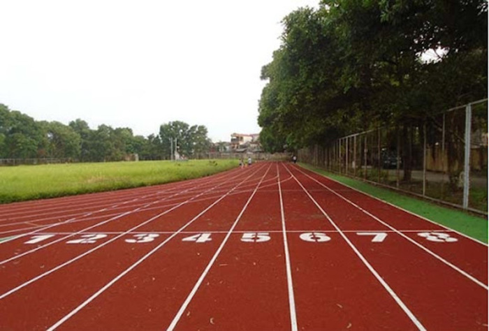 Thực hiện sơn trên bề mặt đường chạy - công đoạn quan trọng khi thi công