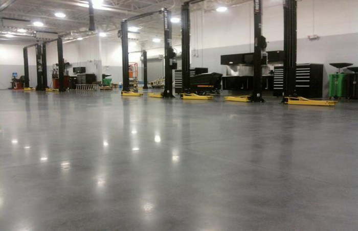 Thực hiện đổ bê tông là quy trình quan trọng khi thi công sân bê tông 