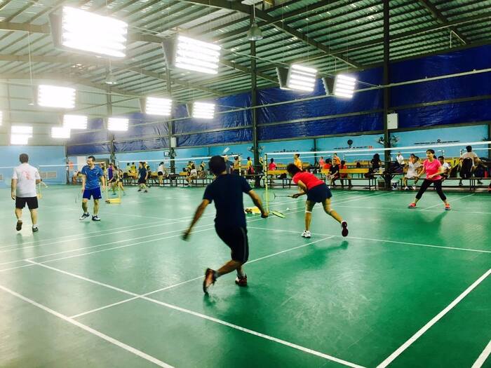 thi cong san cau long 4